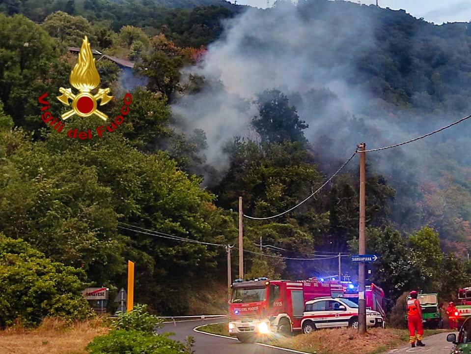 Incendi senza tregua in Piemonte: 20 bambini evacuati a Pont Canavese