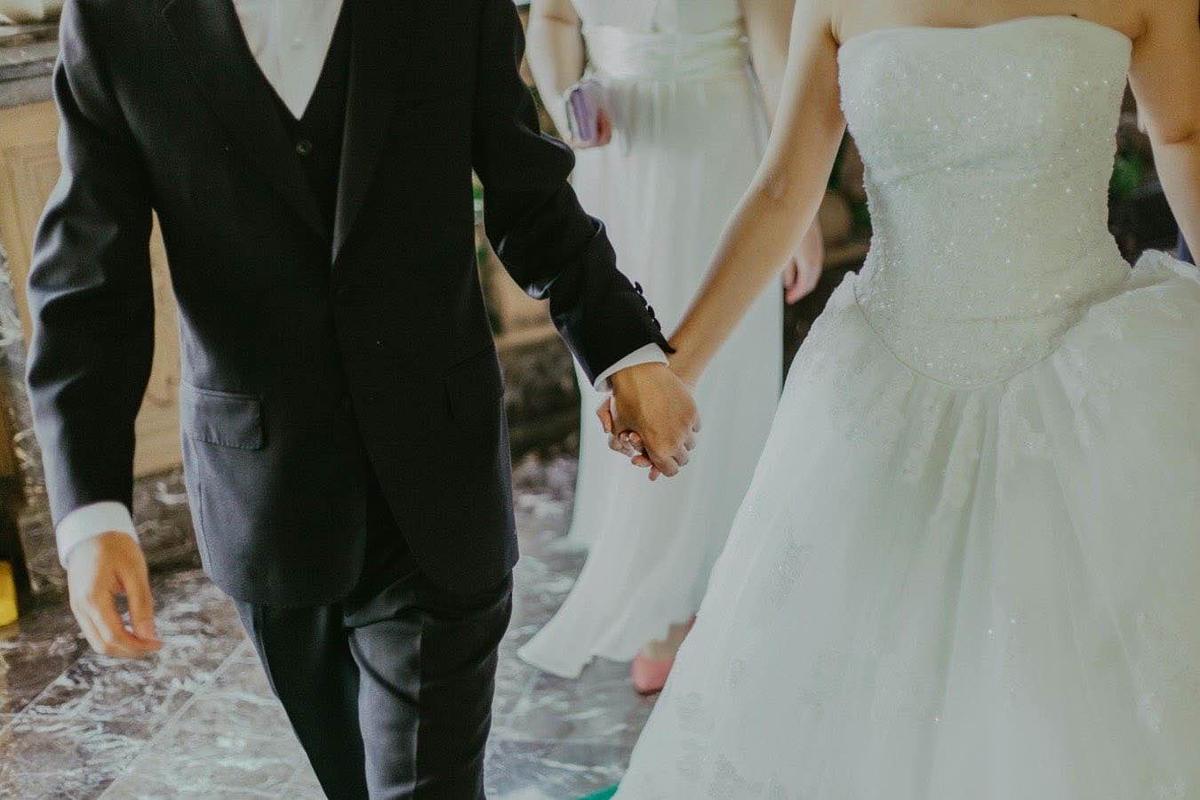 Vino finito in un’ora, torta in ritardo, buffet sporco: coppia risarcita con 30mila euro per il matrimonio disastroso de