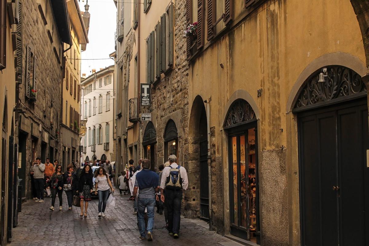 Ad agosto a Bergamo chiuderanno molti negozi, ma Città Alta resta attiva