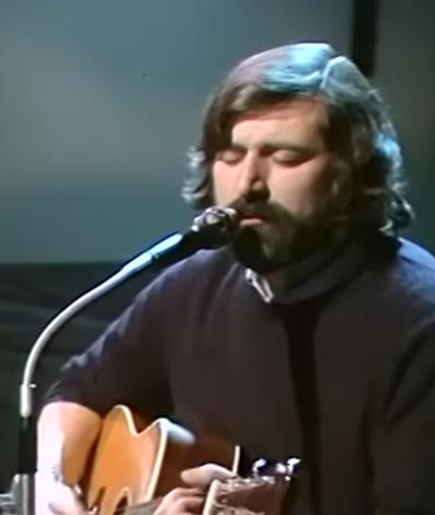 Addio a Francesco Guccini, il “Maestrone” che ha trasformato le parole in memoria collettiva
