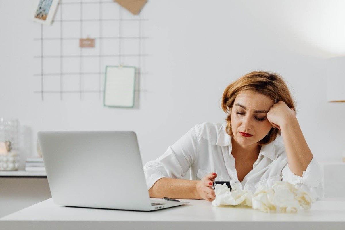 Lavoro, la nuova tendenza è il “distacco emotivo”: così i dipendenti cercano di ridurre lo stress