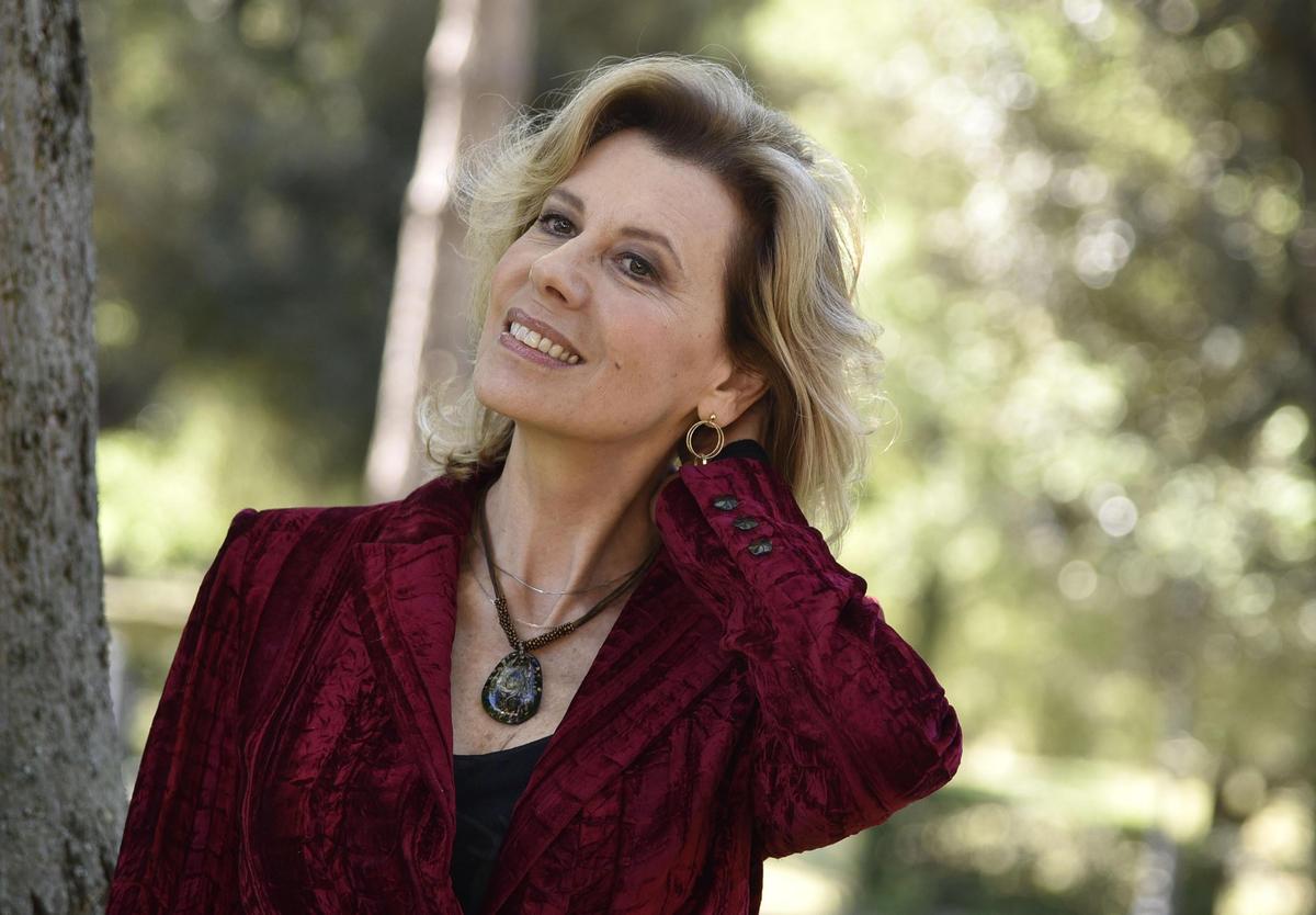 Daniela Poggi: «L'addio a Roma e i segreti di Walter Chiari»