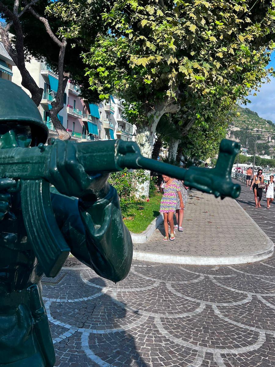 Maiori, soldatino torna nel mirino dei vandali: danneggiato il fucile della scultura di Giuseppe Palermo