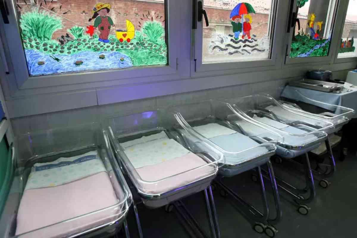 Nel 2025 sono nati in Italia solo 355 mila bambini, minimo storico